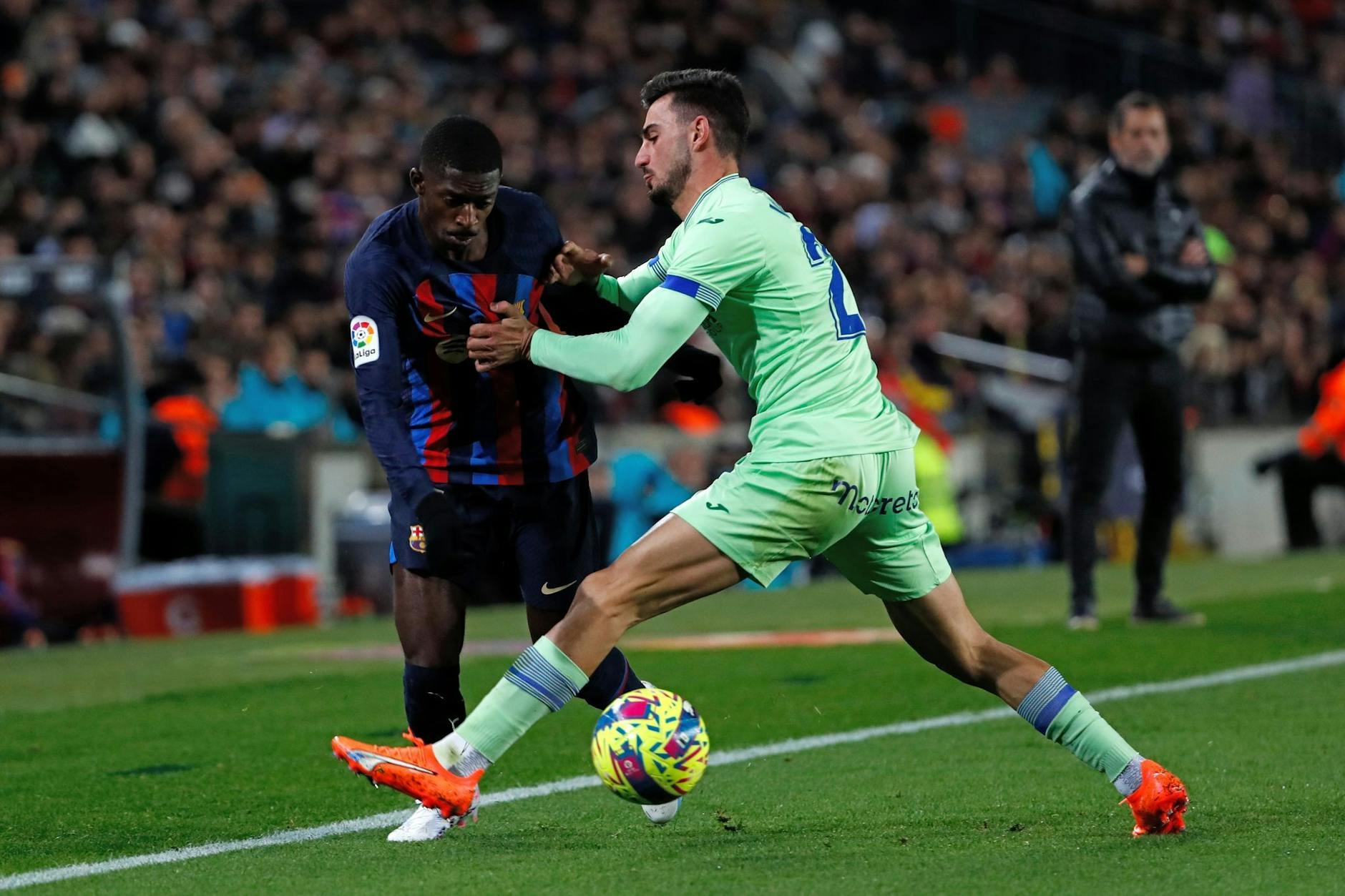 Barcelonas Ousmane Dembélé (l) im Zweikampf mit Juan Iglesias.