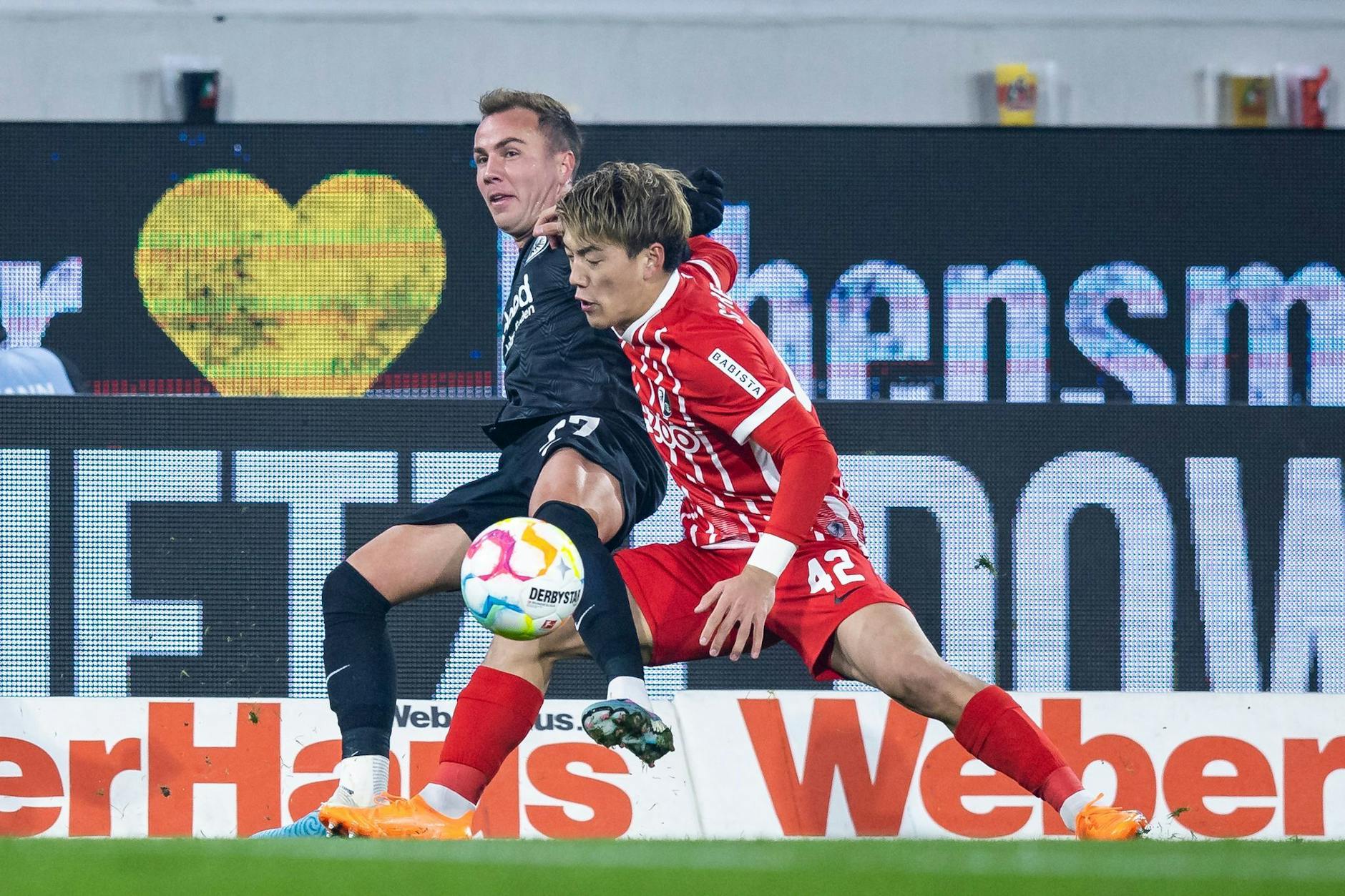 Frankfurts Mario Götze (l) im Zweikampf mit dem Freiburger Ritsu Doan.