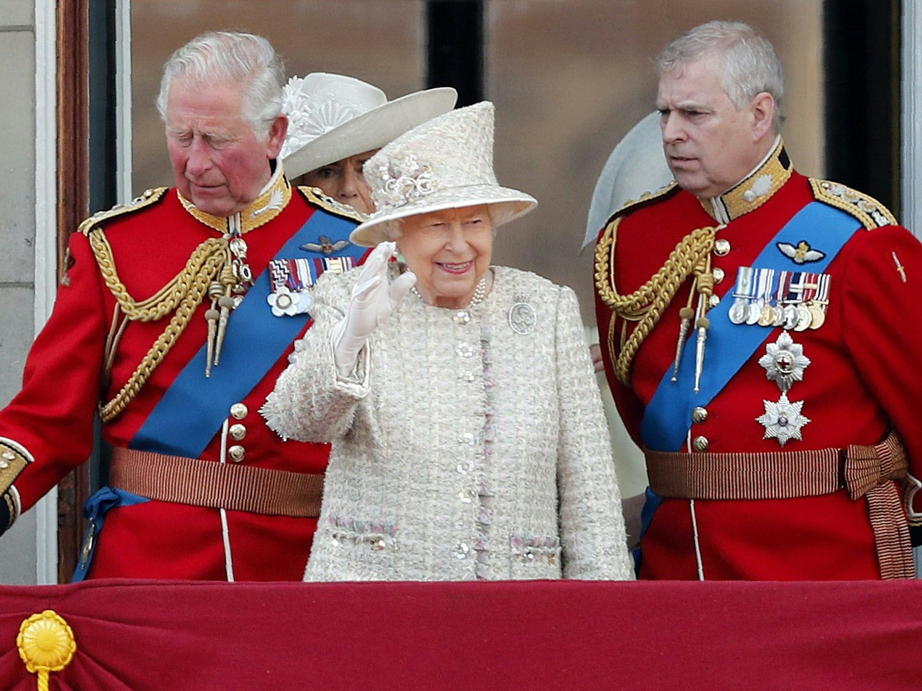 Königin Elizabeth II. mit ihren Söhnen Charles und Andrew.