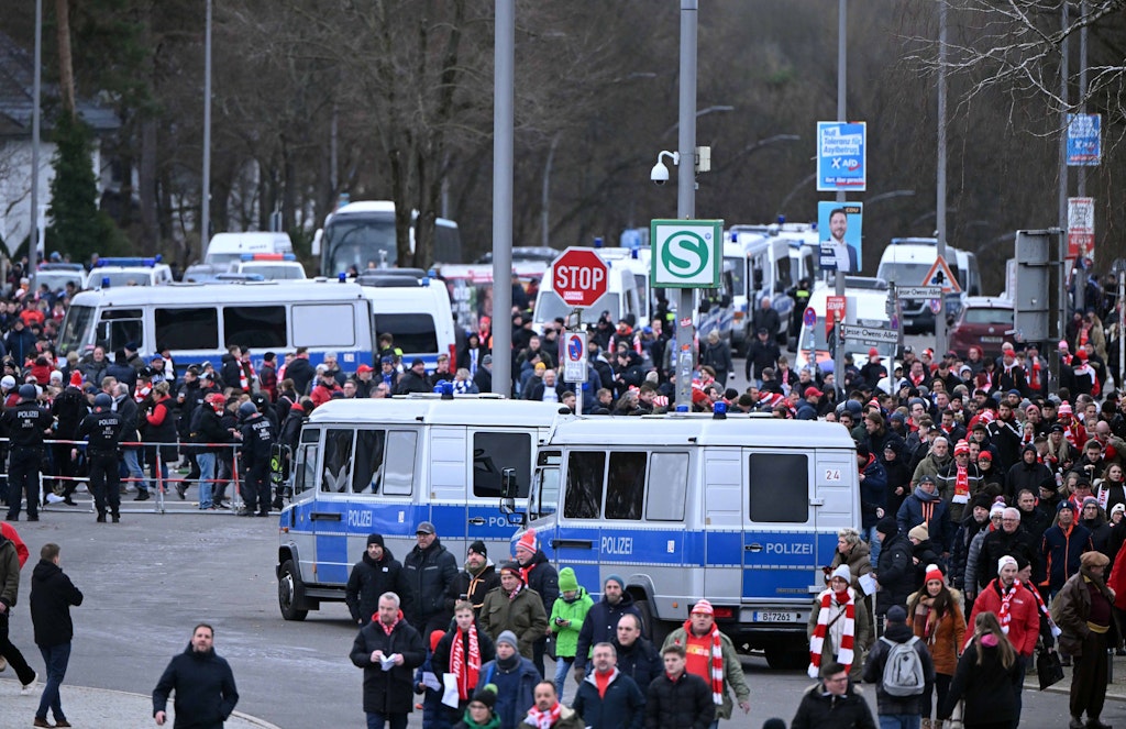 Ostkreuz: 300 Vermummte wollen Union-Fans angreifen, Polizei schreitet ein