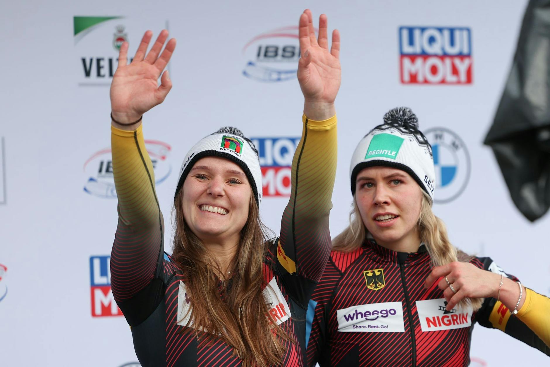 ARCHIV - Lisa Buckwitz (l) und Kira Lipperheide aus Deutschland jubeln über einen Sieg.
