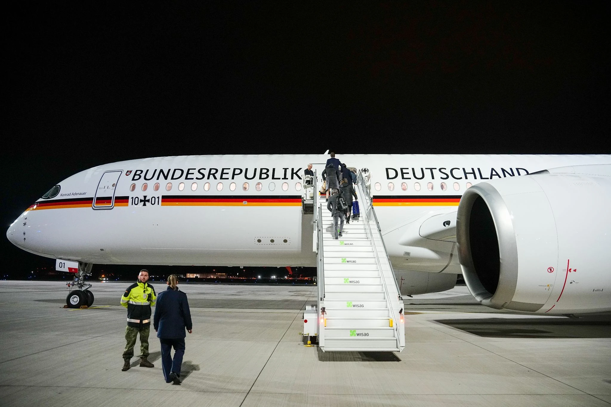 Der neue Airbus A350 „Konrad Adenauer“ steht für die Reise des Bundeskanzlers nach Lateinamerika mit der ersten Station in Argentinien bereit.
