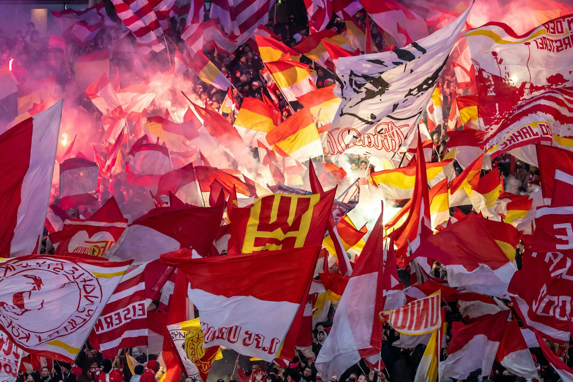 Union-Fans feiern ihre Mannschaft. 
