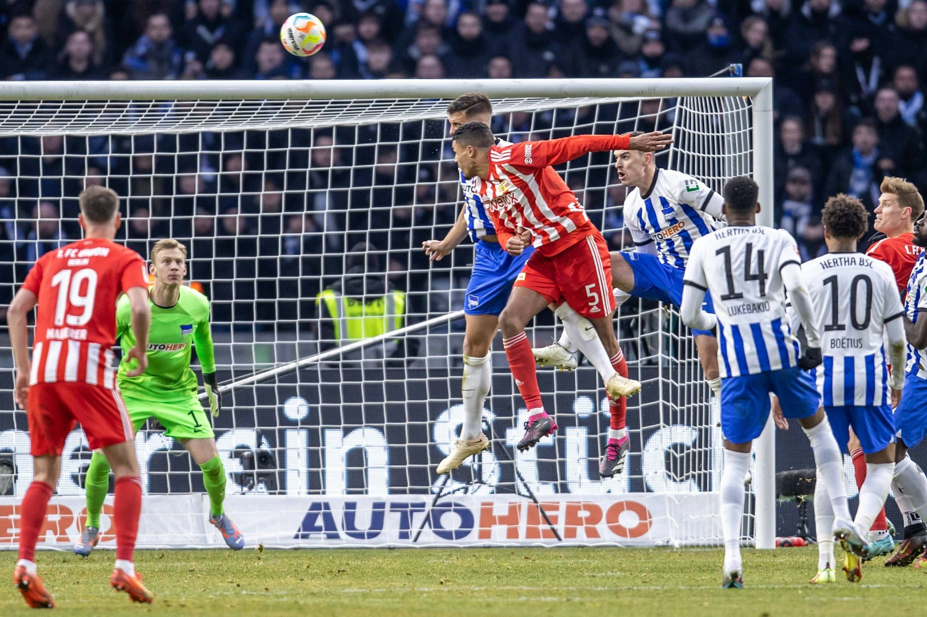 Die Entscheidung des Spiels in der 44. Minute. Unions Doekhi köpft zum 1:0 gegen Hertha ein.