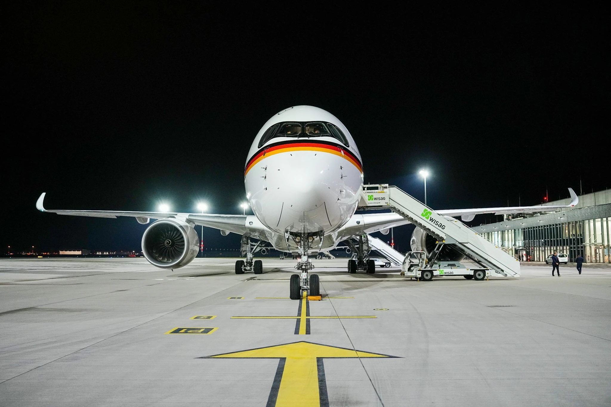 Der neue Airbus A350 „Konrad Adenauer“ der Flugbereitschaft steht auf dem militärischen Teil des Flughafens Berlin-Brandenburg (BER).