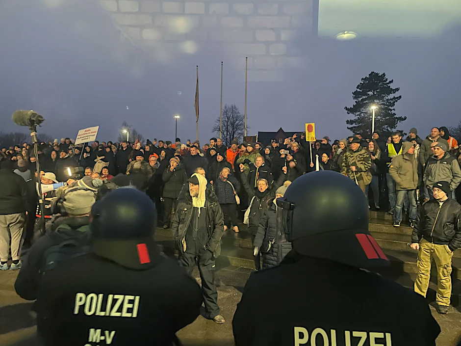 Vor dem Sitzungsgebäude des Kreistages von Nordwestmecklenburg kamen nach Polizeiangaben am Donnerstag 700 Menschen zusammen.  