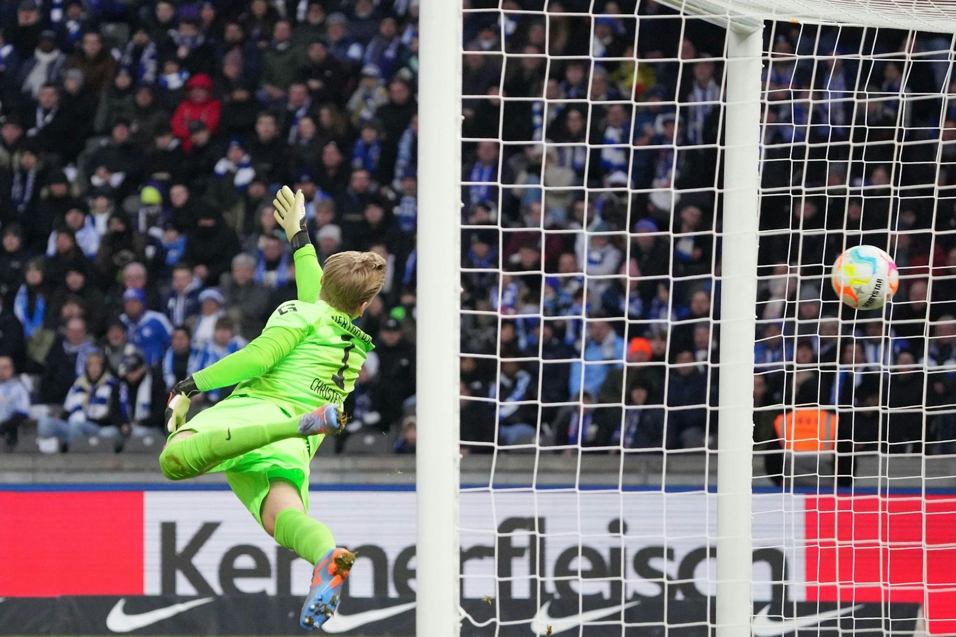 Herthas Torhüter Oliver Christensen kann das 0:1 nicht verhindern.