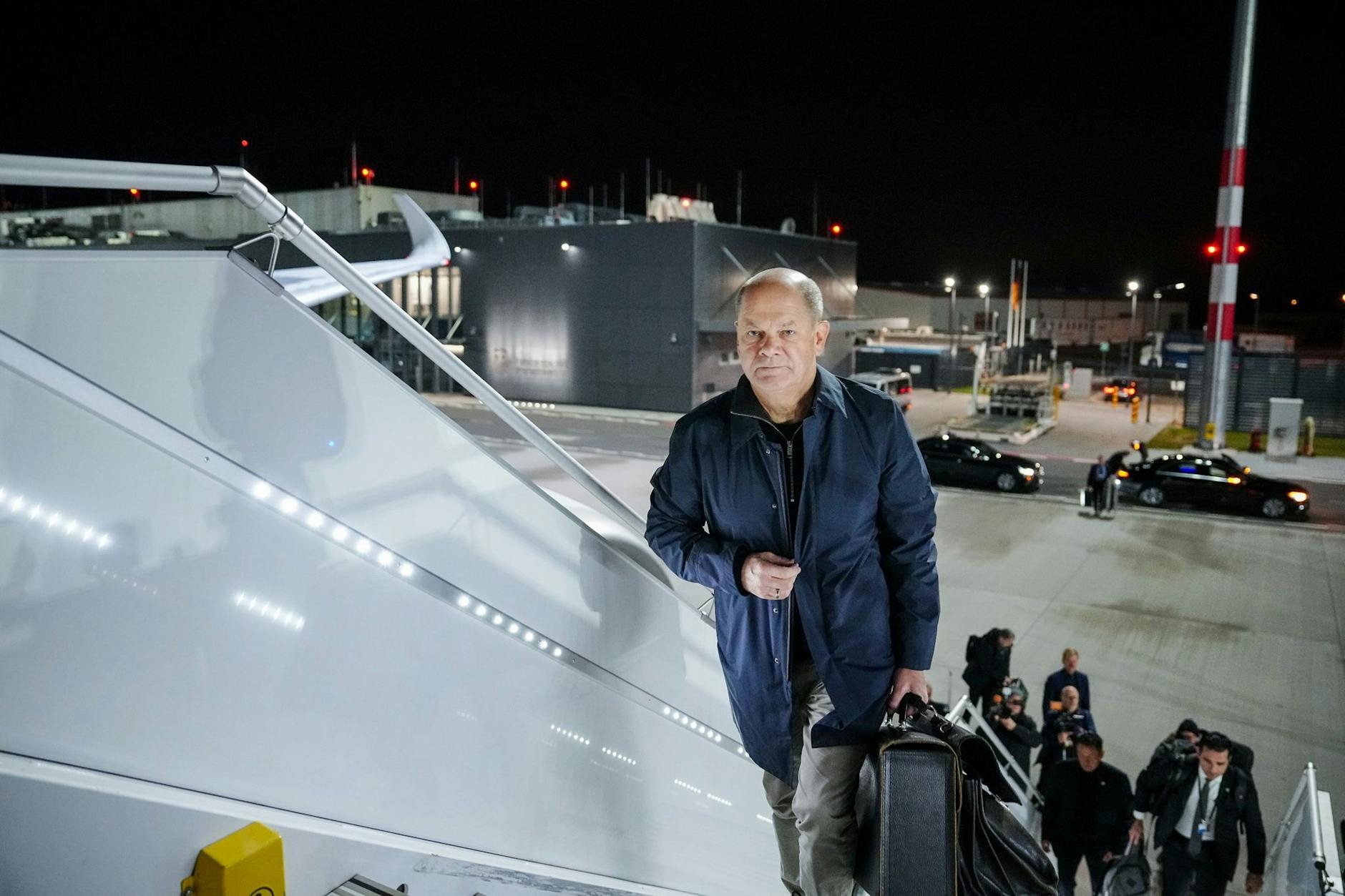 Bundeskanzler Olaf Scholz geht die Treppe zum neuen Airbus A350 „Konrad Adenauer“ hoch.