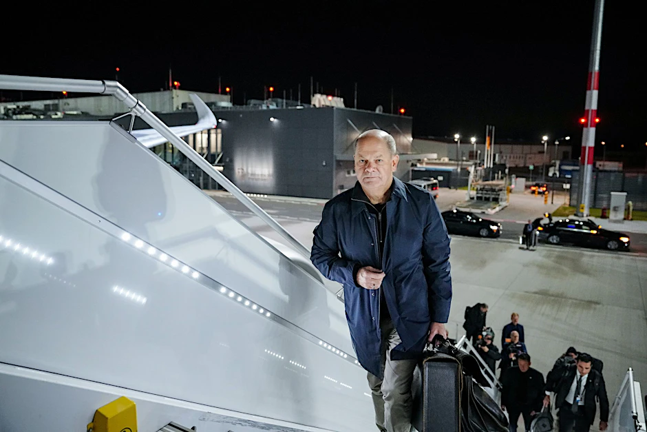 Bundeskanzler Olaf Scholz geht die Treppe zum neuen Airbus A350 „Konrad Adenauer“ hoch.