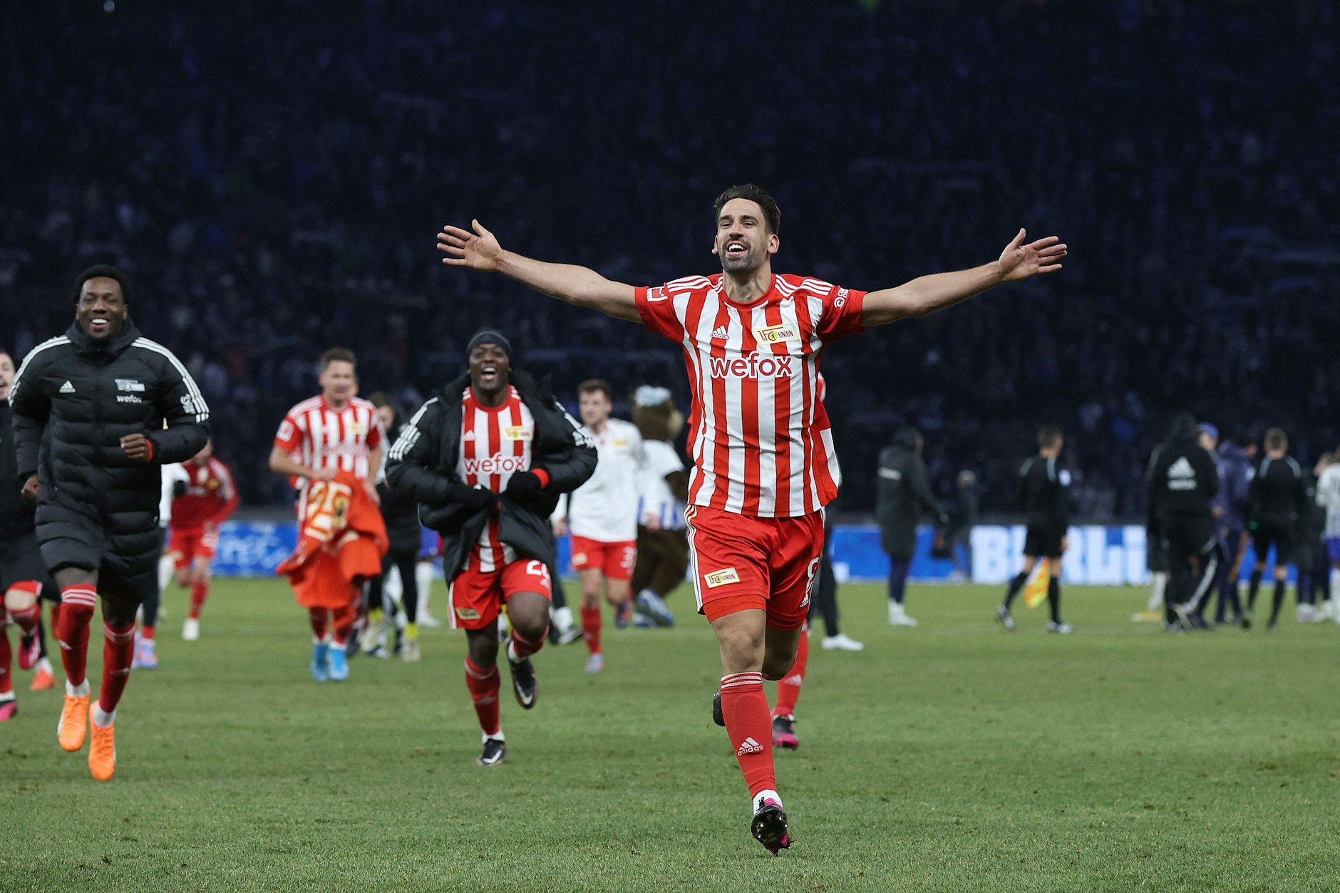 Rani Khedira (v.) ließ sich nach dem 2:0-Erfolg bei Hertha BSC von den Union-Fans feiern.