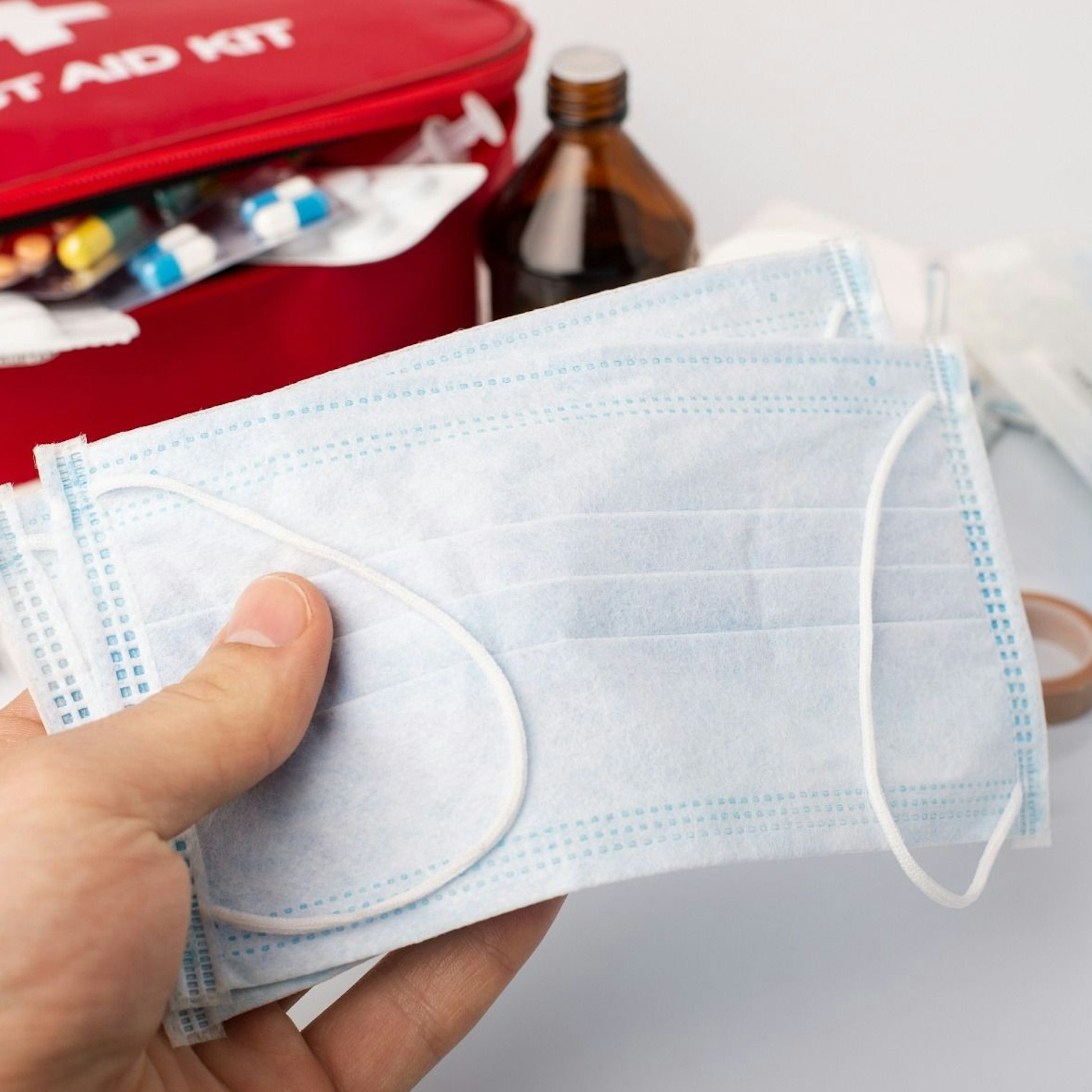 Von Februar an müssen zwei medizinischen Masken im Verbandskasten liegen.