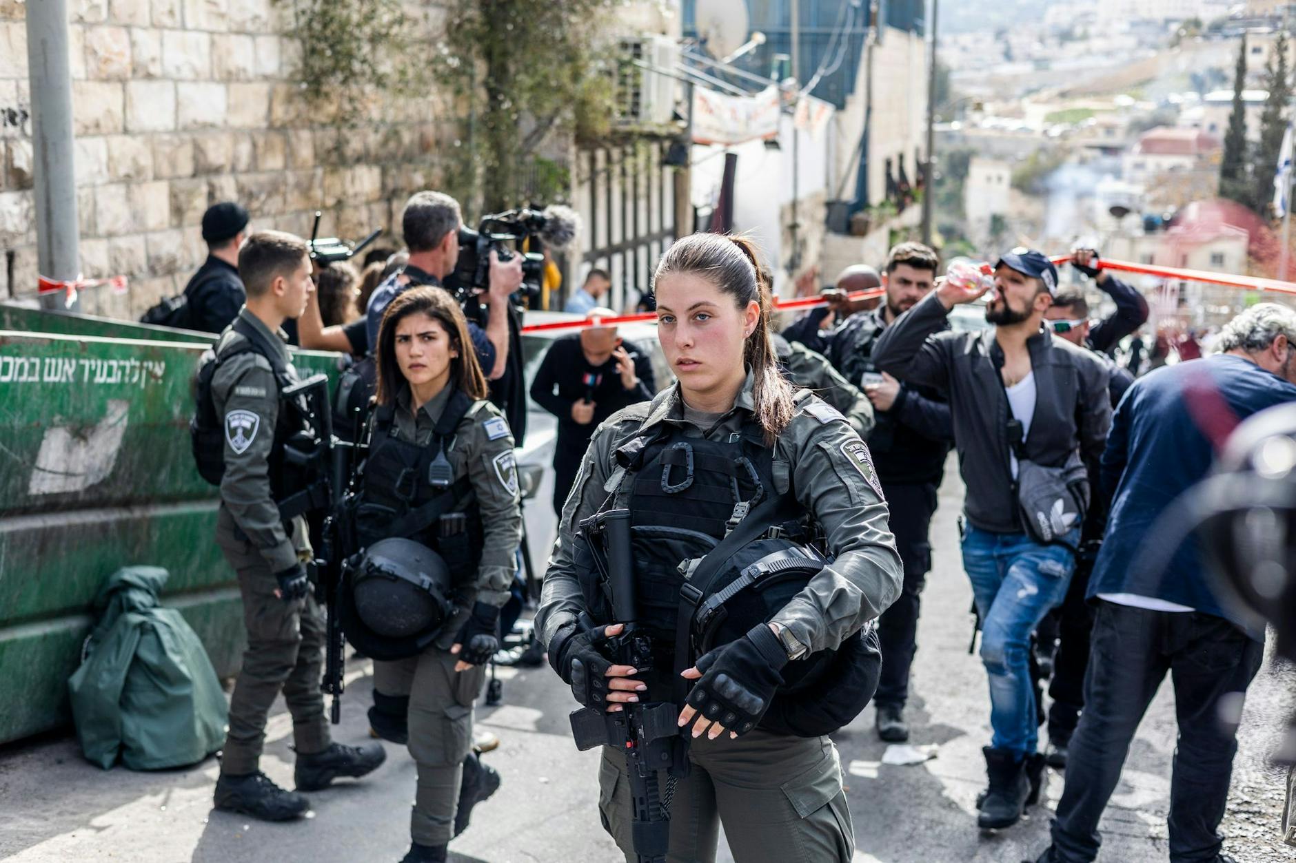 Israelische Polizistinnen und Polizisten sichern den Tatort eines erneuten Angriffs - einen Tag nach dem tödlichen Terroranschlag nahe einer Synagoge in Jerusalem. 