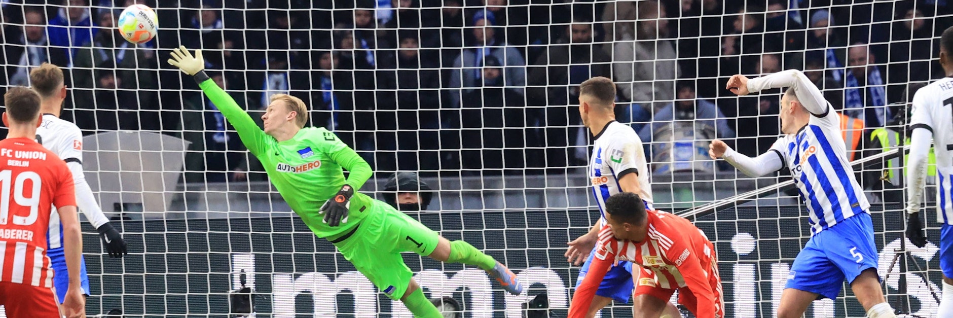 Herthas Keeper Oliver Christensen streckt sich vergeblich, Danilho Doekhi (r.) köpft das 1:0 für den 1. FC Union.