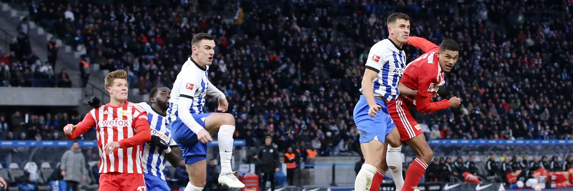 Klar unterlegen: Gegen Danilho Doekhi (r.), der 1,90 Meter großen Kante des 1. FC Union, fehlen Herthas Verteidiger die entscheidenden Zentimeter.&nbsp;