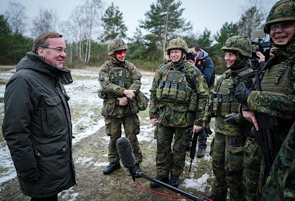 Verteidigungsminister Boris Pistorius mit Soldaten bei seinem Antrittsbesuch bei der Bundeswehr auf dem Truppenübungsplatz Altengrabow.  