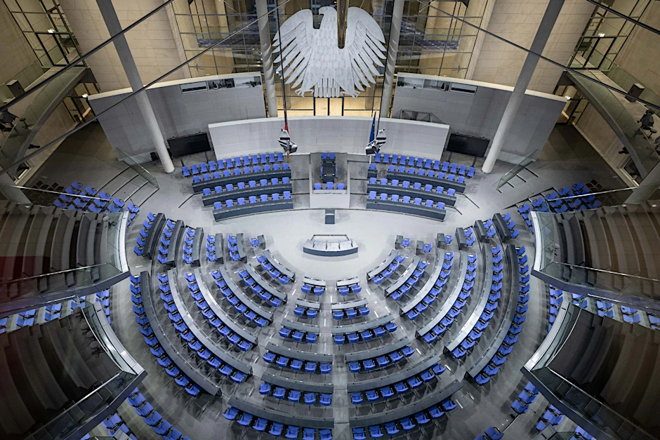 ARCHIV - Blick in den Plenarsaal des Bundestags im Reichstagsgebäude.  