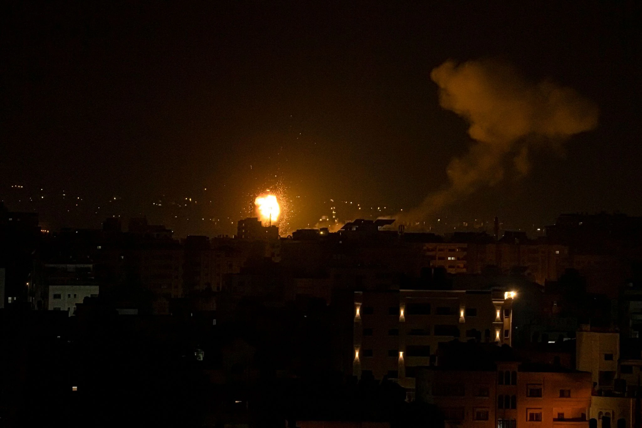 Nach einem israelischen Luftangriff im Zentrum des Gazastreifens steigen Feuer und Rauch auf.  