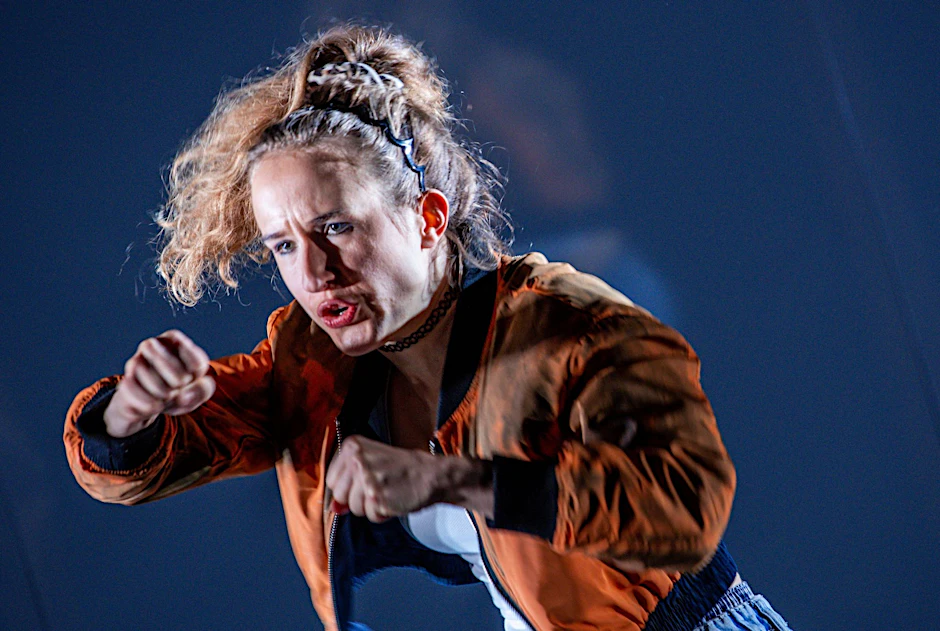 PRODUKTION - Annika Hauffe boxt bei einer Probe des Schauspiels "Nullerjahre" im Mecklenburgischen Staatstheater.  