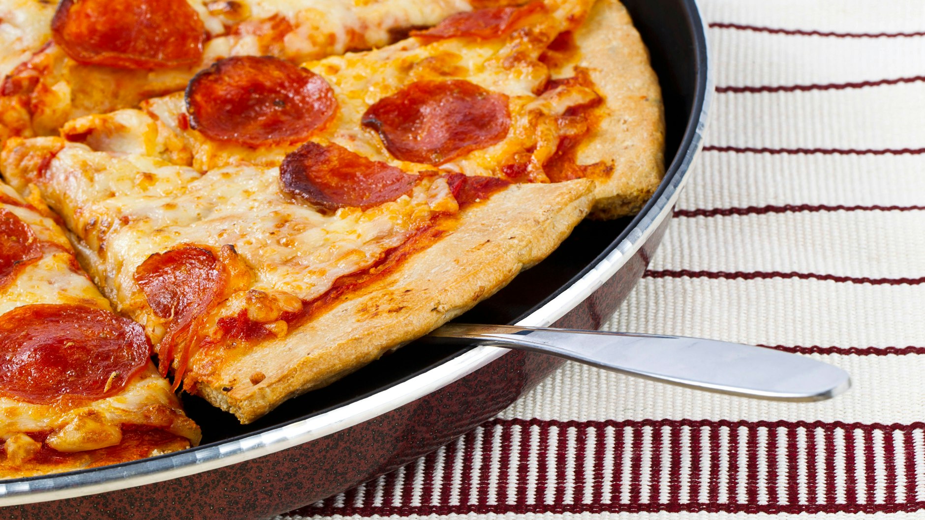 Bereiten Sie doch mal Pizza in der Pfanne zu. Sie werden begeistert sein.