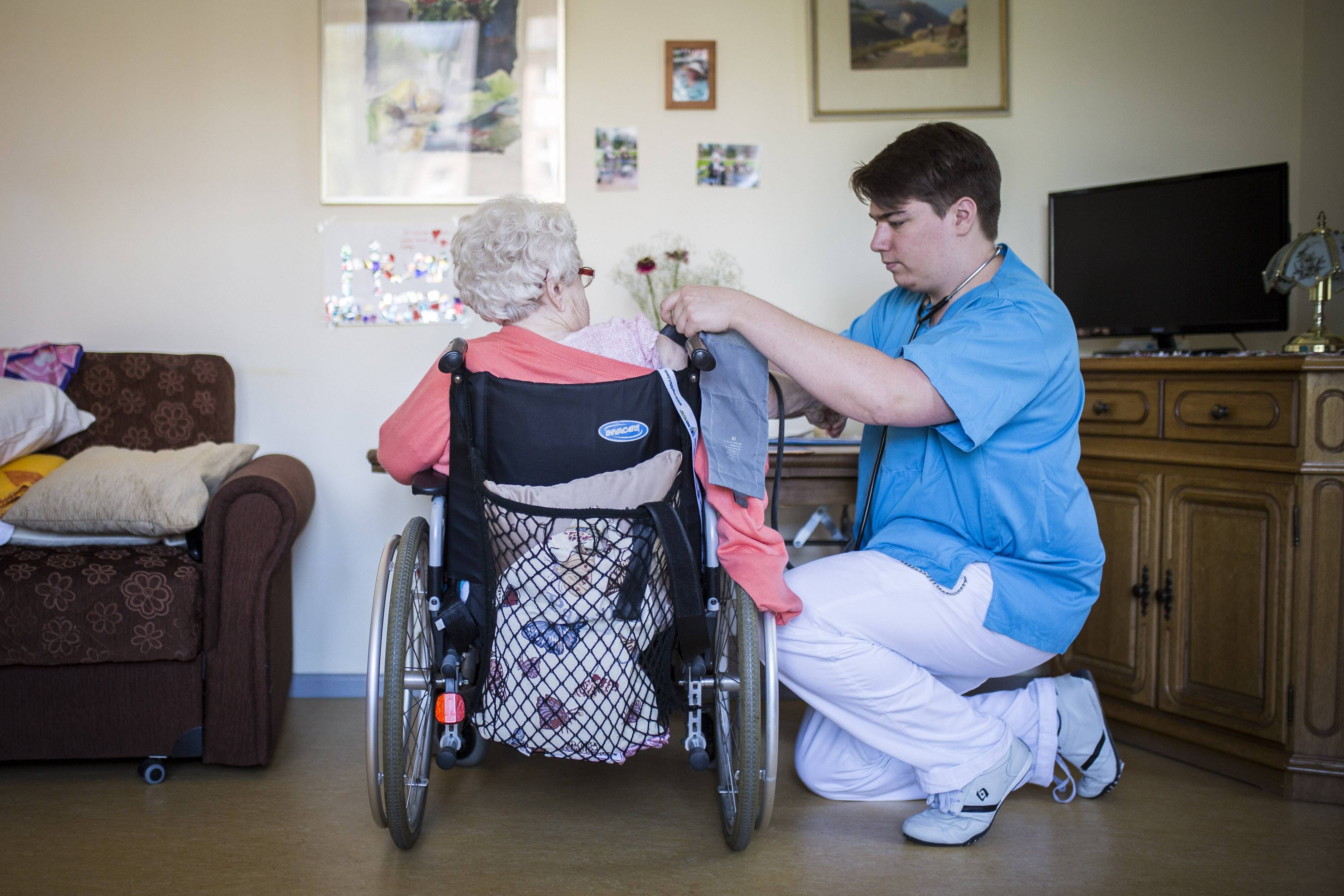 Image - Wer soll die steigenden Kosten für die Altenpflege tragen? Es wird teuer!
