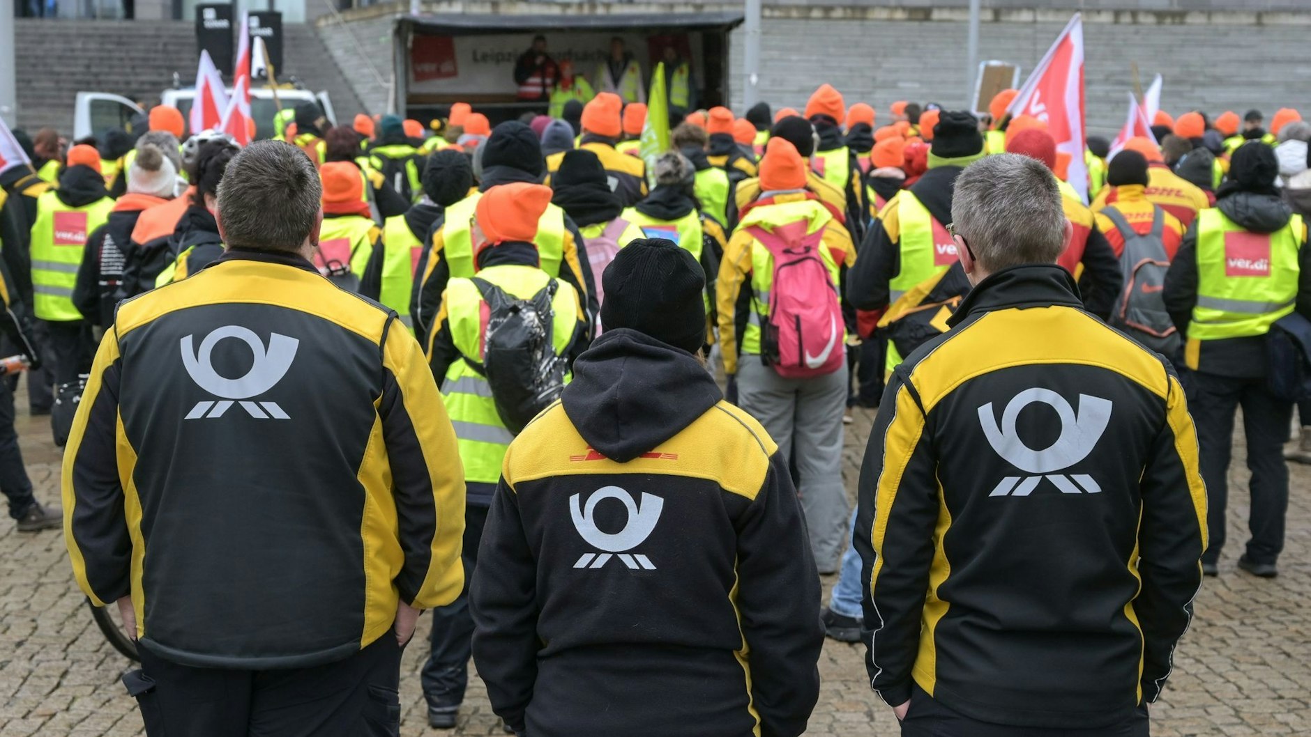 Zusteller müssen immer größere Mengen an Papier bewegen, dafür raschelt es aber wegen der Inflation zu wenig in ihren Portemonnaies. Deshalb gibt es Warnstreiks.