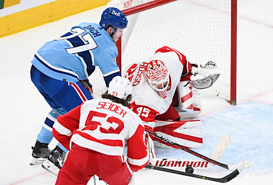 Moritz Seider von den Red Wings verteidigt.  /AP/dpa