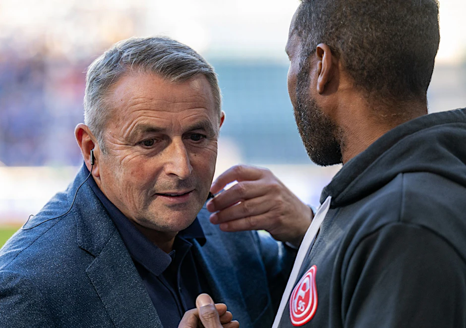 ARCHIV - Fortuna Düsseldorfs Sportvorstand Klaus Allofs (l), der seinen Vertrag um drei Jahre verlängert hat, und Trainer Daniel Thioune.  