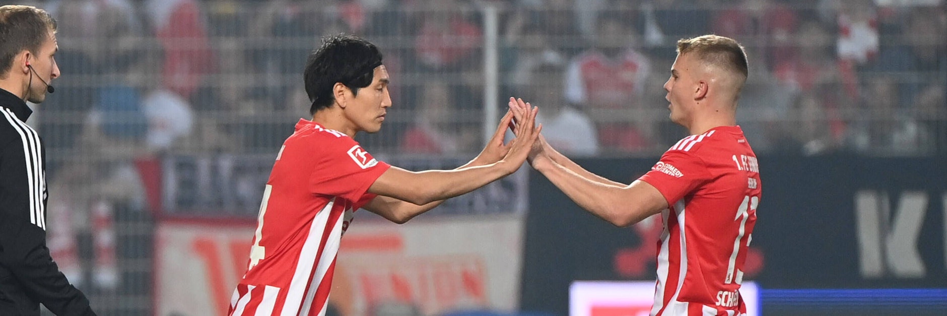Nur den Ersatzmann für Andras Schäfer zu geben, ist für Genki Haraguchi (l.) nicht genug. Er möchte mehr spielen. Und der VfB Stuttgart wirbt um ihn.