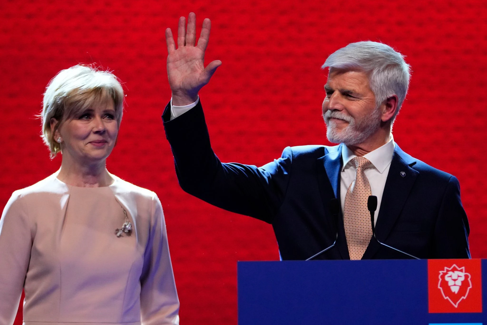 Der frühere Nato-General Pavel wird neuer Präsident in Tschechien. Hier mit seiner Frau Eva.  