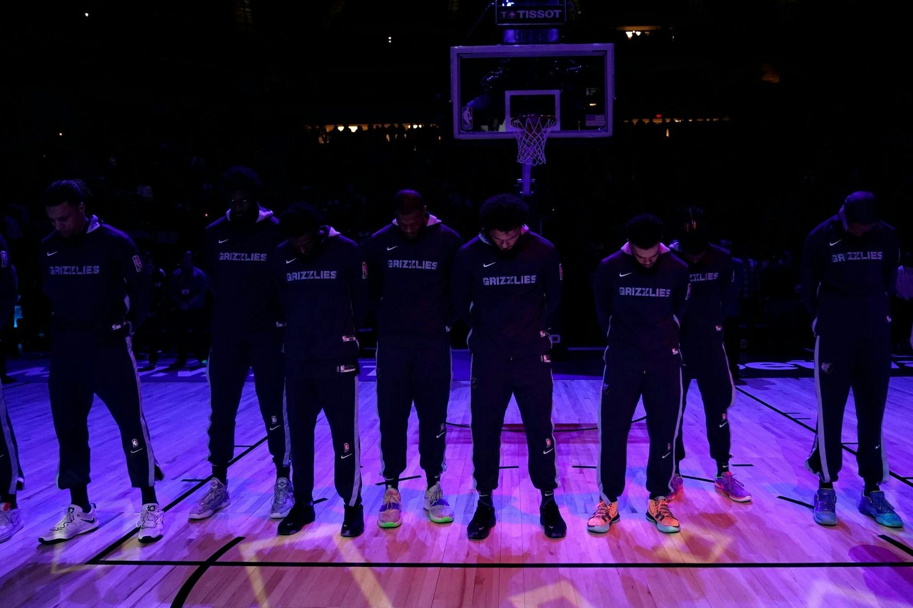Die NBA-Basketballspieler der Memphis Grizzlies gedenken Tyre Nichols’ in einer Schweigeminute.