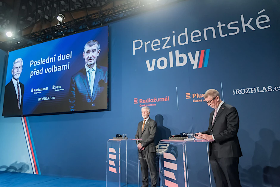 Die Präsidentschaftskandidaten Petr Pavel (l) und Andrej Babis (r) vor der letzten Rundfunkdebatte vor der zweiten Runde der tschechischen Präsidentschaftswahlen.  A Press Wire/dpa
