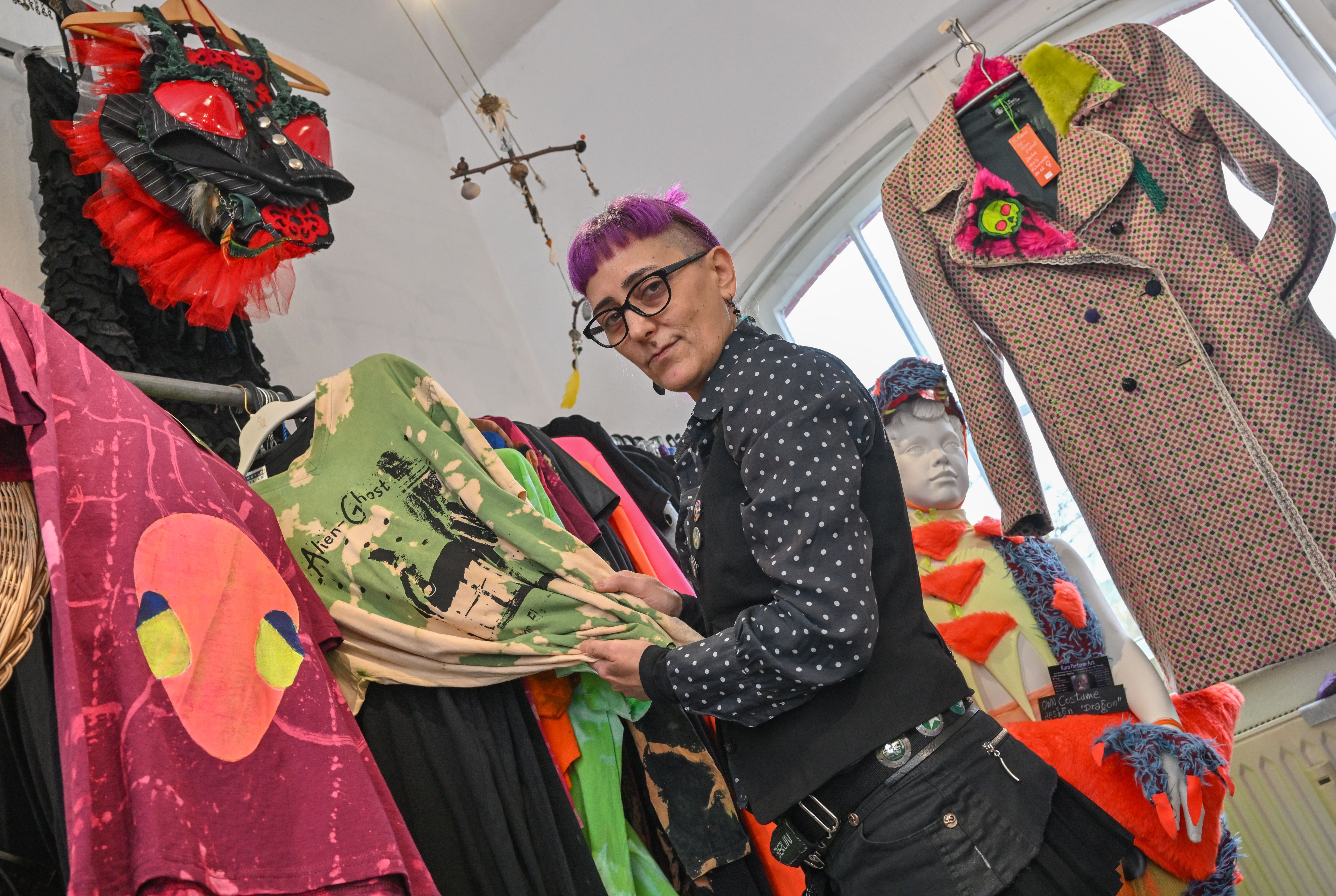 So schön kann Müll aussehen. Diese Berlinerin macht Mode aus dem, was eigentlich weg kann – aus Kronkorken, Wurstverpackungen oder Shampooflaschen