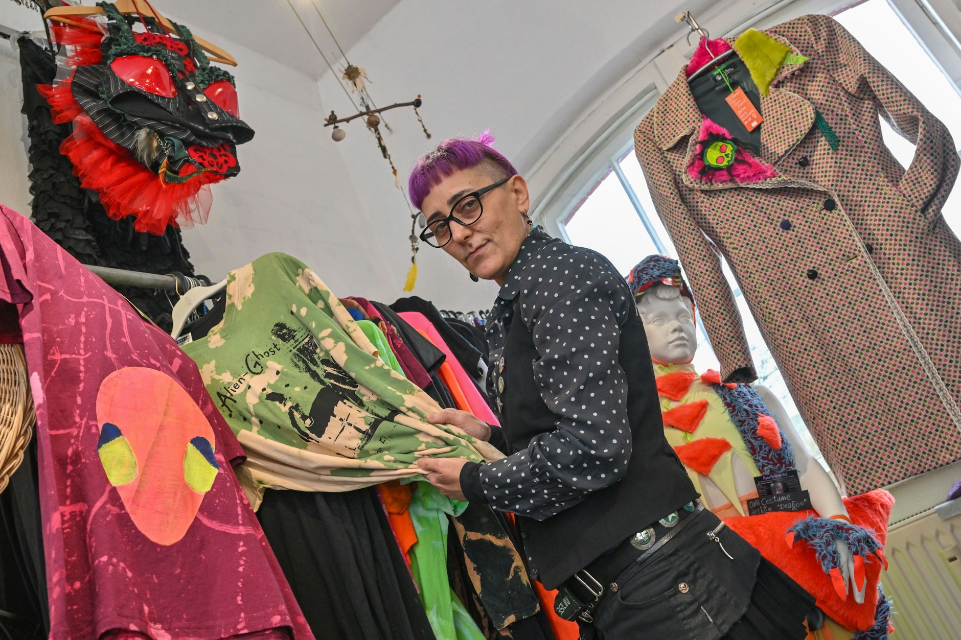 Safak Yüreklik, Künstlerin und Inhaberin vom Atelier „Die dritte Hand“, zeigt umgestaltete und gebrauchte Kleidung.