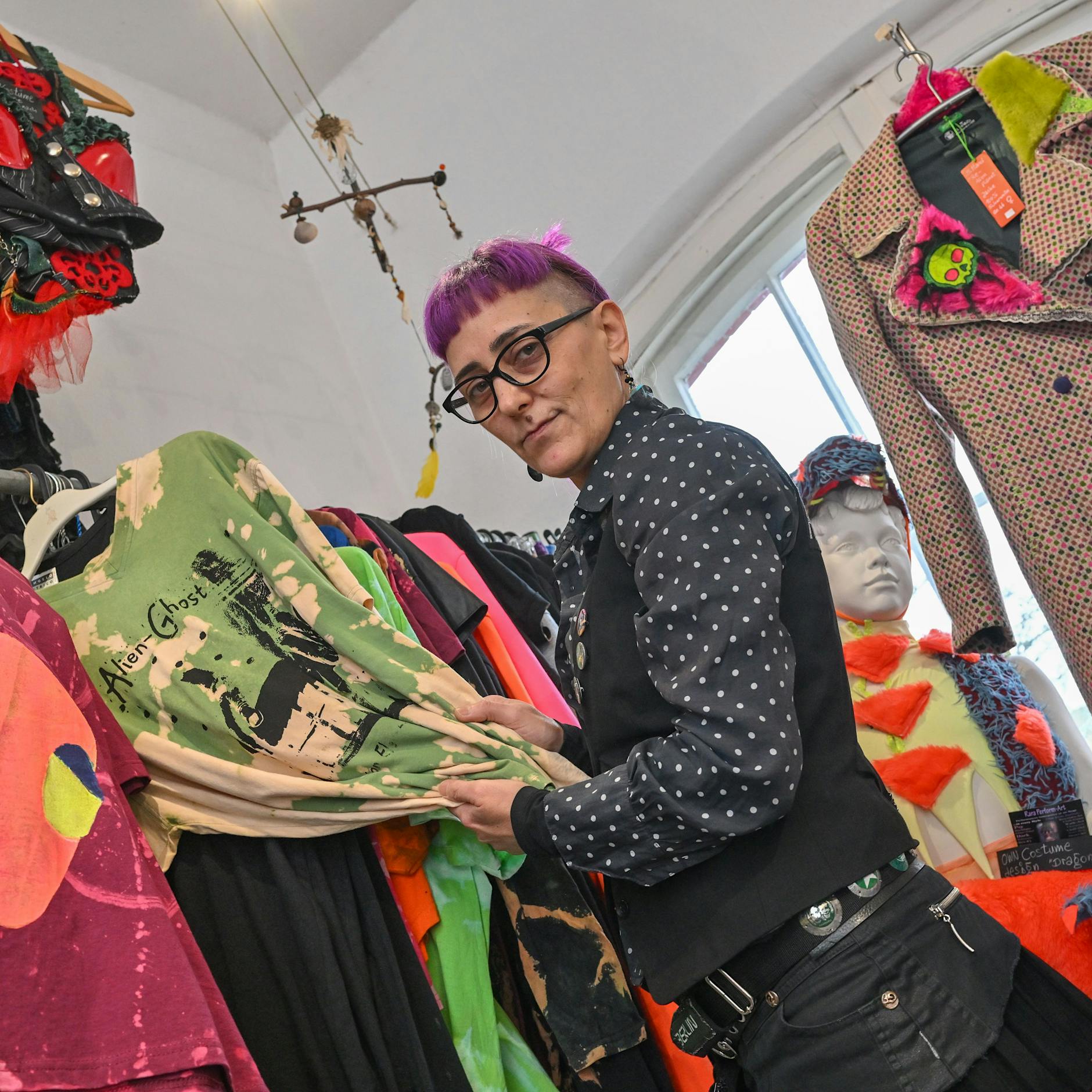 So schön kann Müll aussehen. Diese Berlinerin macht Mode aus dem, was eigentlich weg kann – aus Kronkorken, Wurstverpackungen oder Shampooflaschen