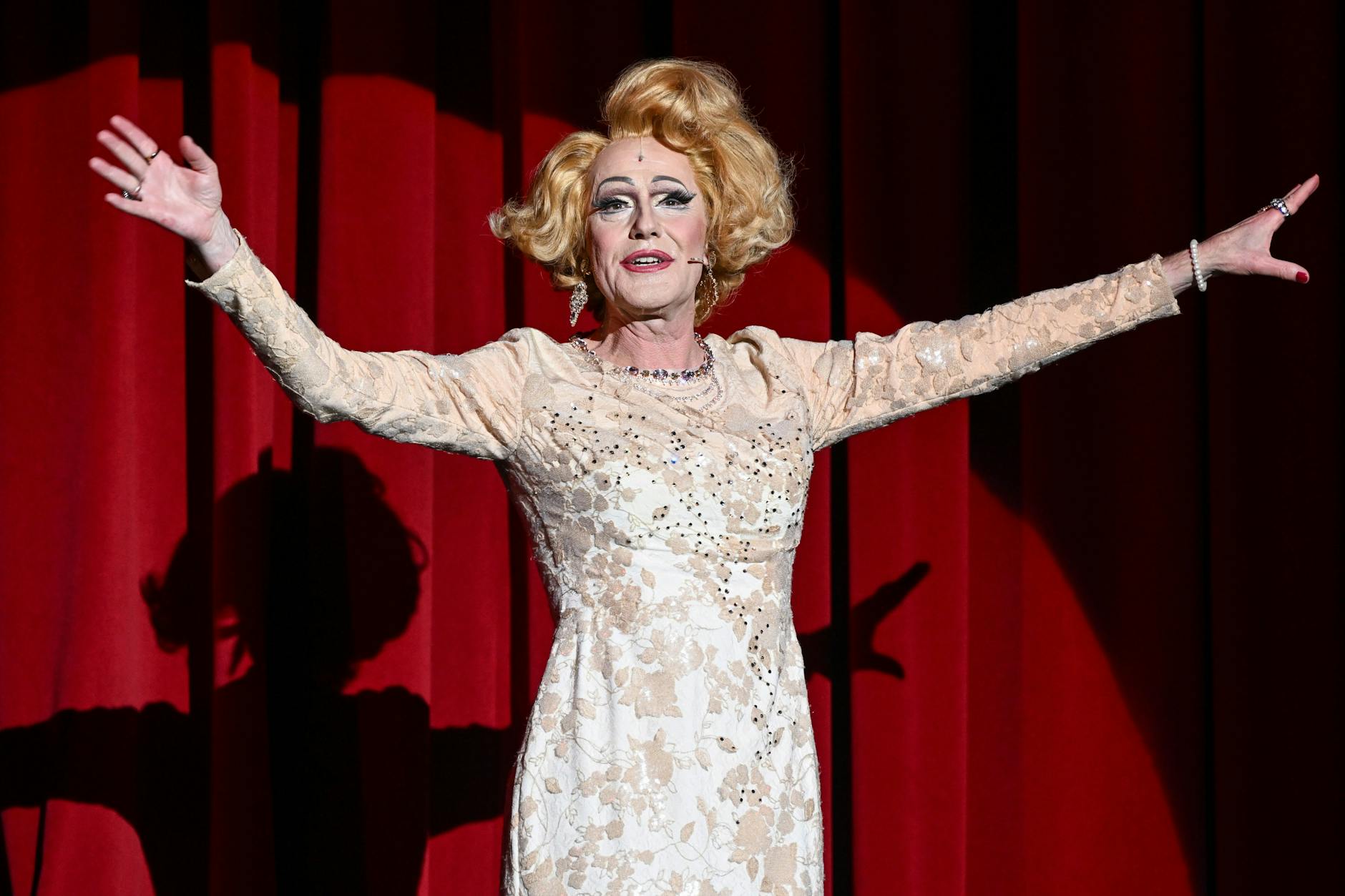 Stefan Kurt spielt in „La Cage aux Folles“ („Ein Käfig voller Narren“) in der Komischen Oper Albin/Zaza und begeistert mit dem Song „Ich bin, was ich bin“.