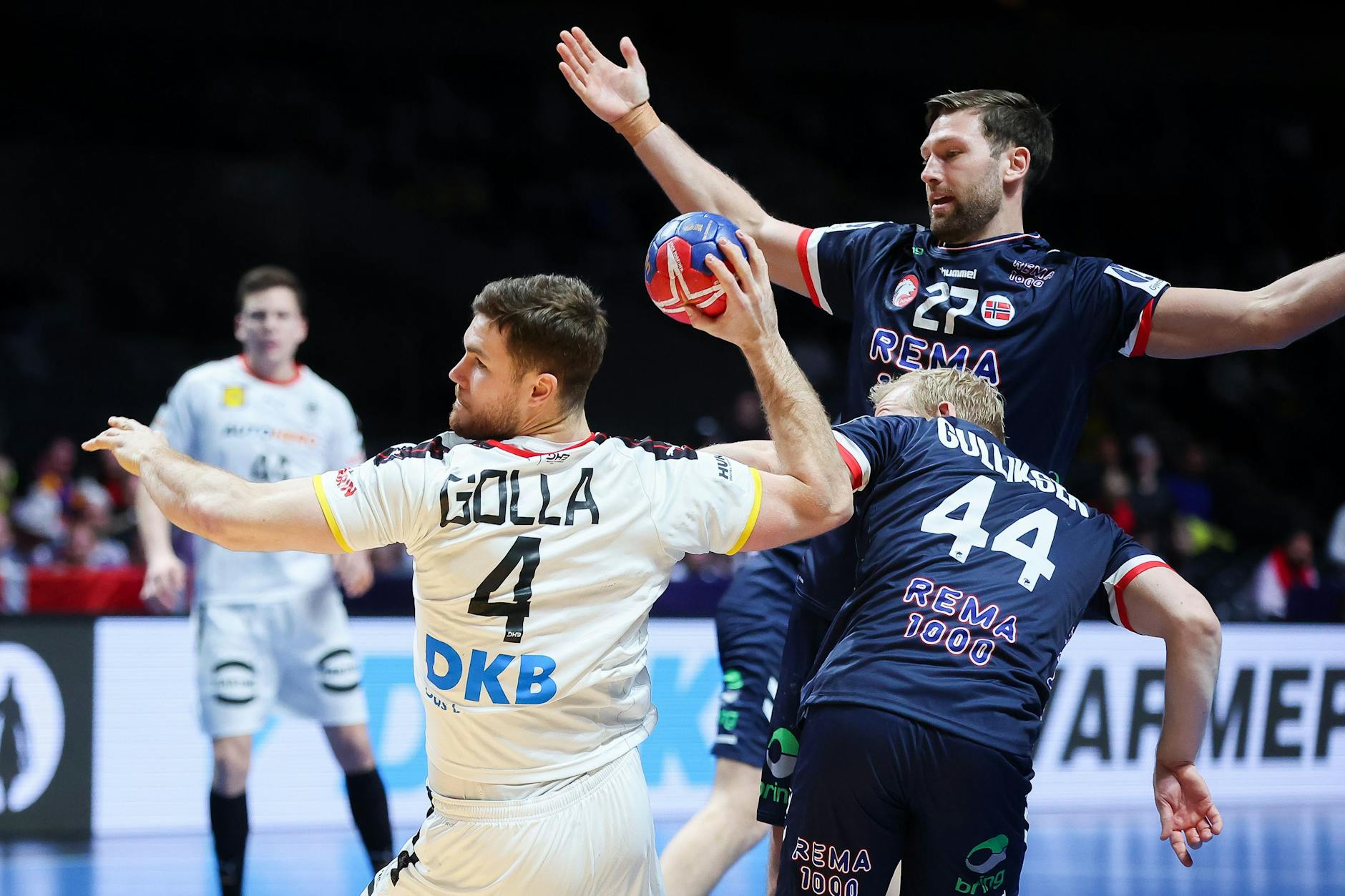 Der Kapitän geht voran: Beim Sieg gegen Norwegen war Johannes Golla (beim Wurf) – neben Luca Witzke und Kai Häfner – der erfolgreichste Werfer des deutschen Teams.