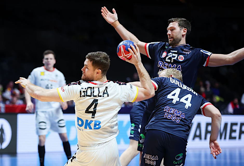 Der Kapitän geht voran: Beim Sieg gegen Norwegen war Johannes Golla (beim Wurf) – neben Luca Witzke und Kai Häfner – der erfolgreichste Werfer des deutschen Teams.