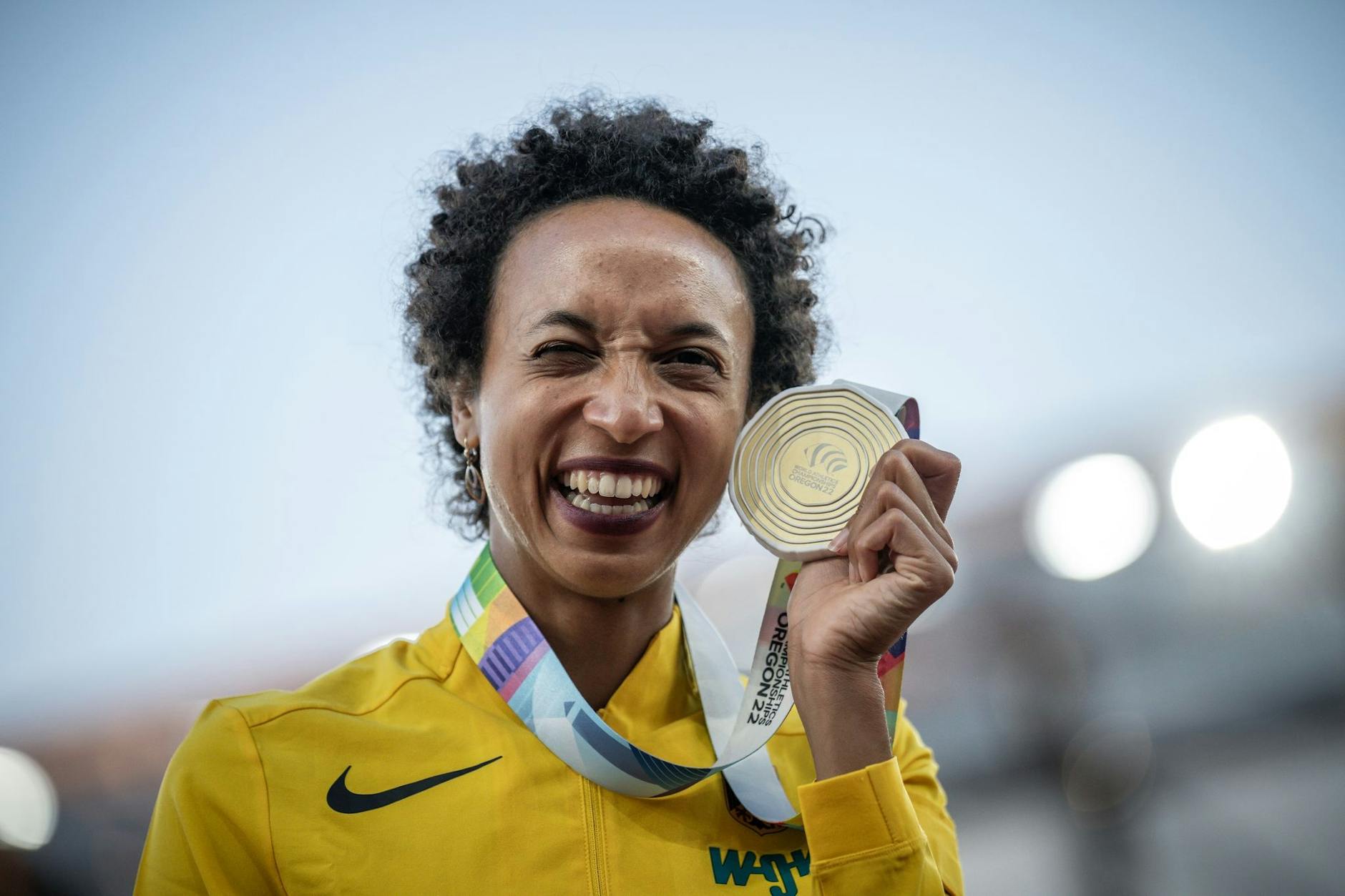 ARCHIV - Weitsprung-Gold: Malaika Mihambo freut sich im Sommer 2022 nach ihrem WM-Sieg mit der Goldmedaille in der Hand.