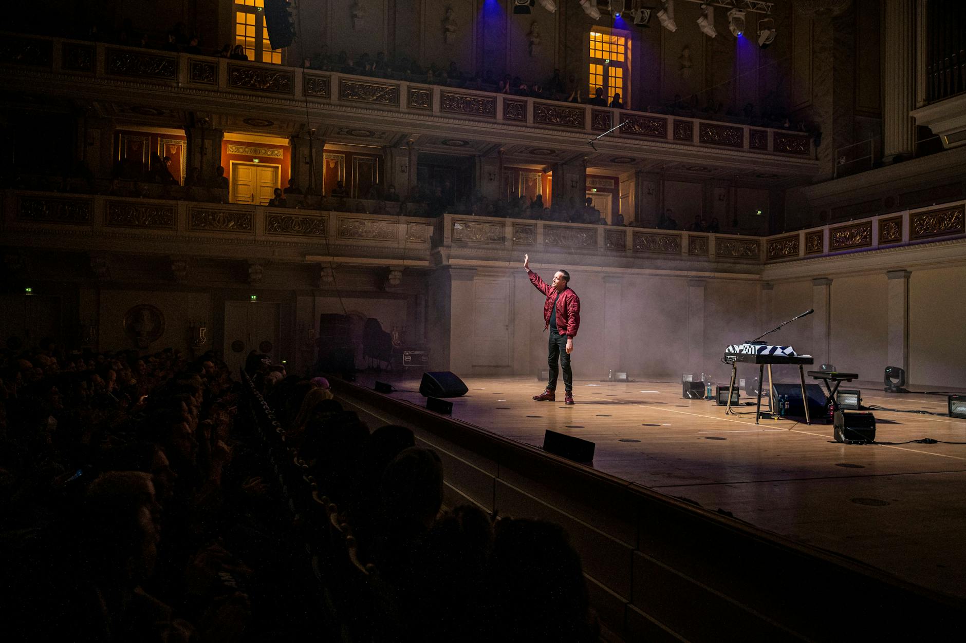 Mit Bomberjacke im Konzerthaus: Danger Dan wurde im ausverkauften Haus von den Fans gefeiert.