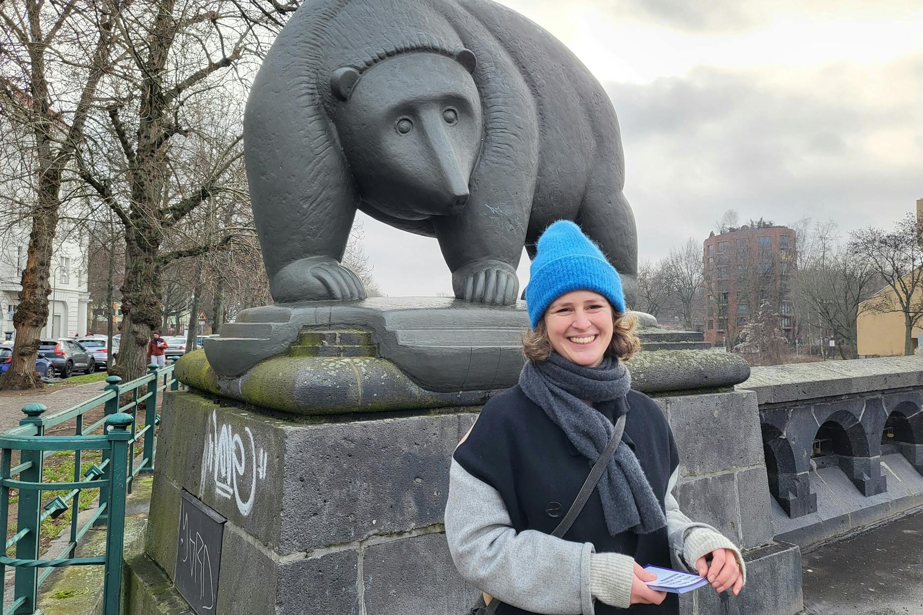 Carolin Behr, Volt-Spitzenkandidatin für das Berliner Abgeordnetenhaus, beim Flyer-Verteilen an der Moabiter Brücke.