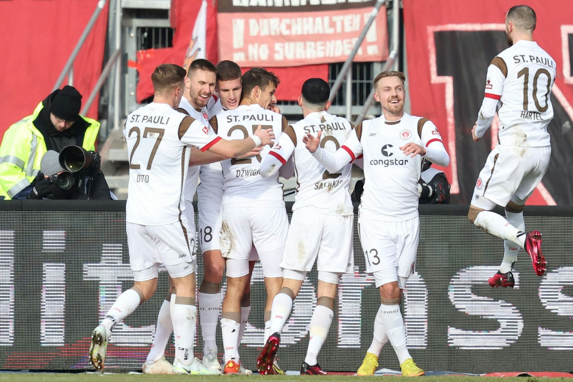 Nürnberg gegen St. Pauli: Hereingeschwebt kommt Mittelfeldspieler Marcel Hartel (r), der beim Jubel der Kiez-Kicker über den Treffer zum 0:1 nicht fehlen will.  