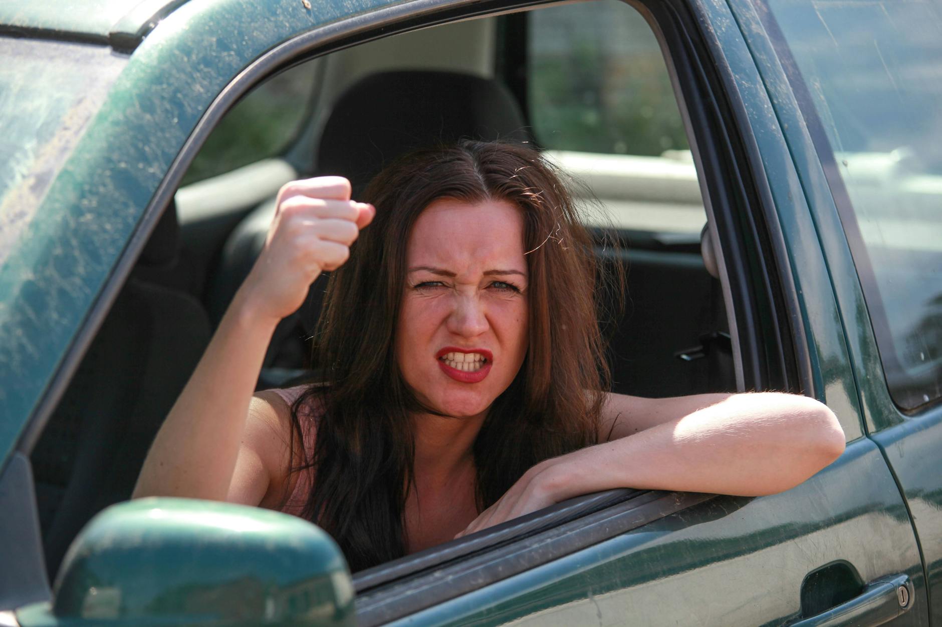 Eine Autofahrerin flucht: eine Freiluft-Variante von IED.