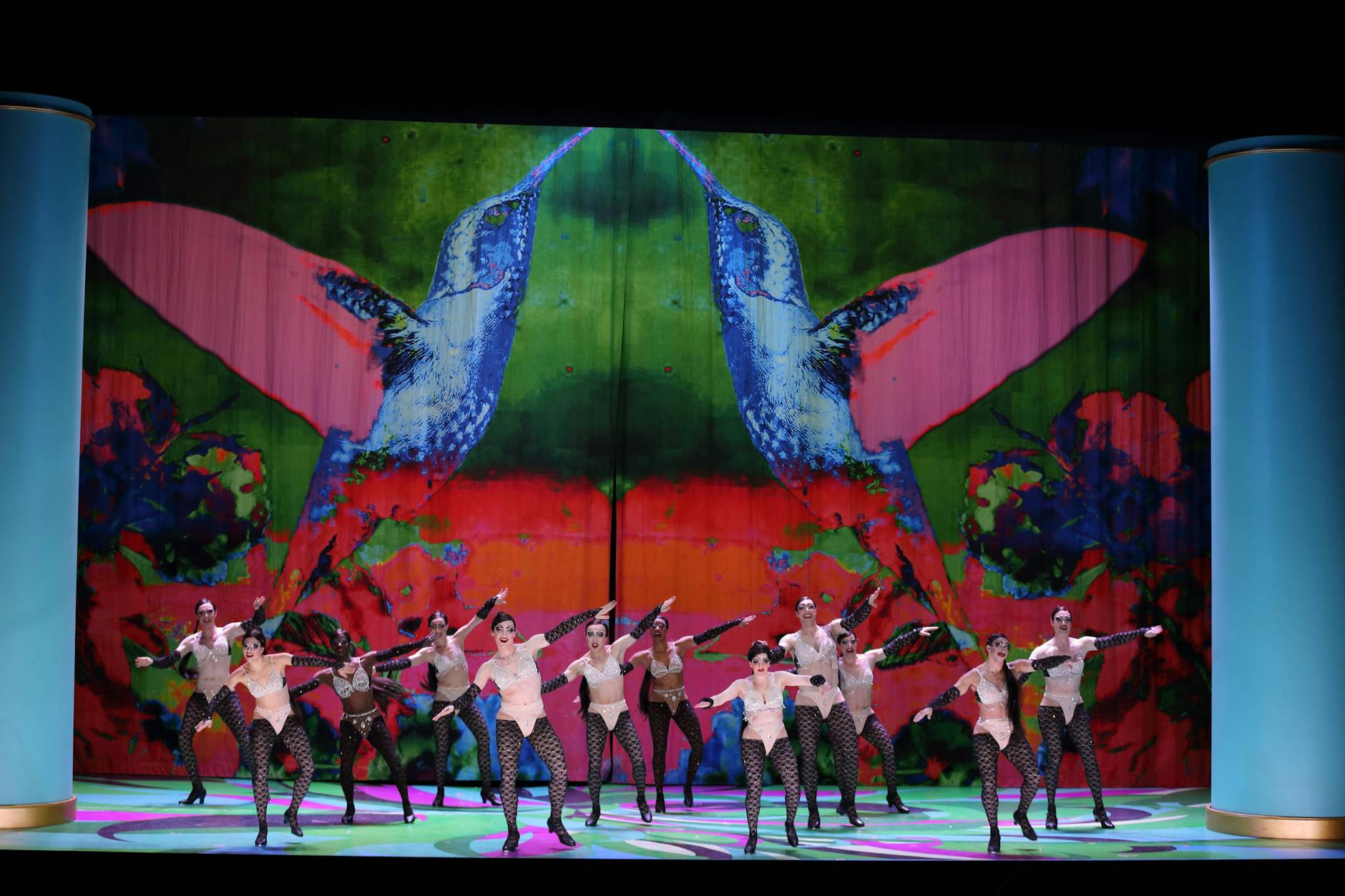 Tanzende Paradiesvögel in „La Cage aux Folles“ in der Komischen Oper