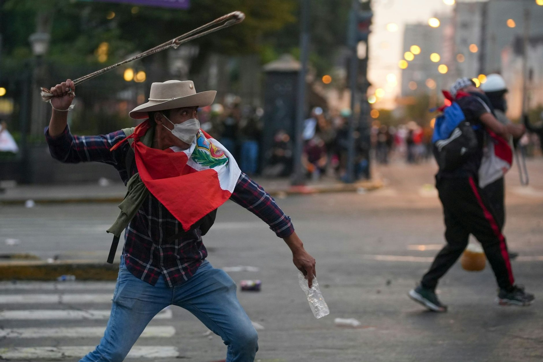 dpatopbilder - Die seit Dezember andauernden Proteste in Peru richten sich gegen die Regierung von Übergangspräsidentin Dina Boluarte. In Lima kommt es erneut zu Zusammenstößen zwischen Demonstranten und der Polizei.  