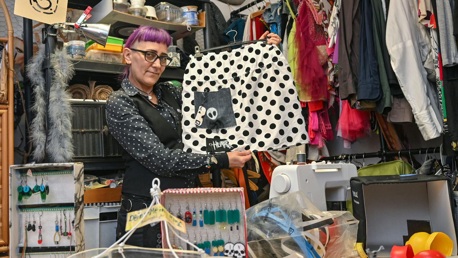 Willkommen im Modereich von Safak Yüreklik, Künstlerin und Inhaberin vom Atelier „Die dritte Hand“.