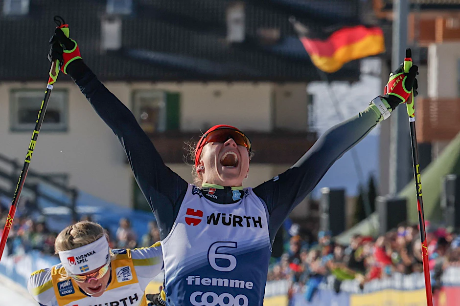 Katharina Hennig jubelt über ihren ersten Sieg in einem Weltcup-Rennen.  