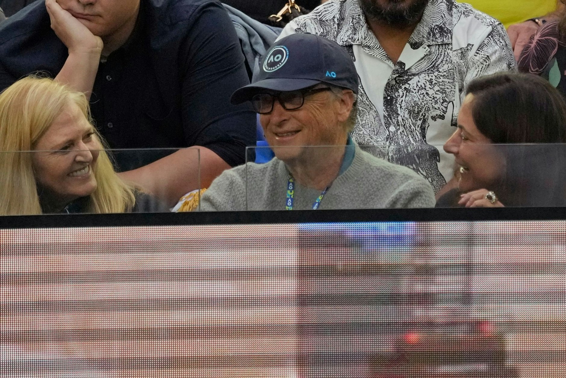 Bill Gates hat Spaß an Tennis. Der Microsoft-Gründer sieht sich bei den Australien Open das Endspiel zwischen Stefanos Tsitsipas und Novak Djokovic an.  