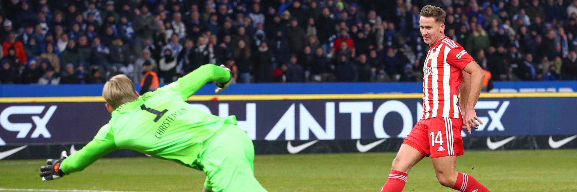 Paul Seguin schiebt den Ball an Hertha-Keeper Oliver Christensen vorbei ins Tor zum 2:0 für den 1. FC Union.