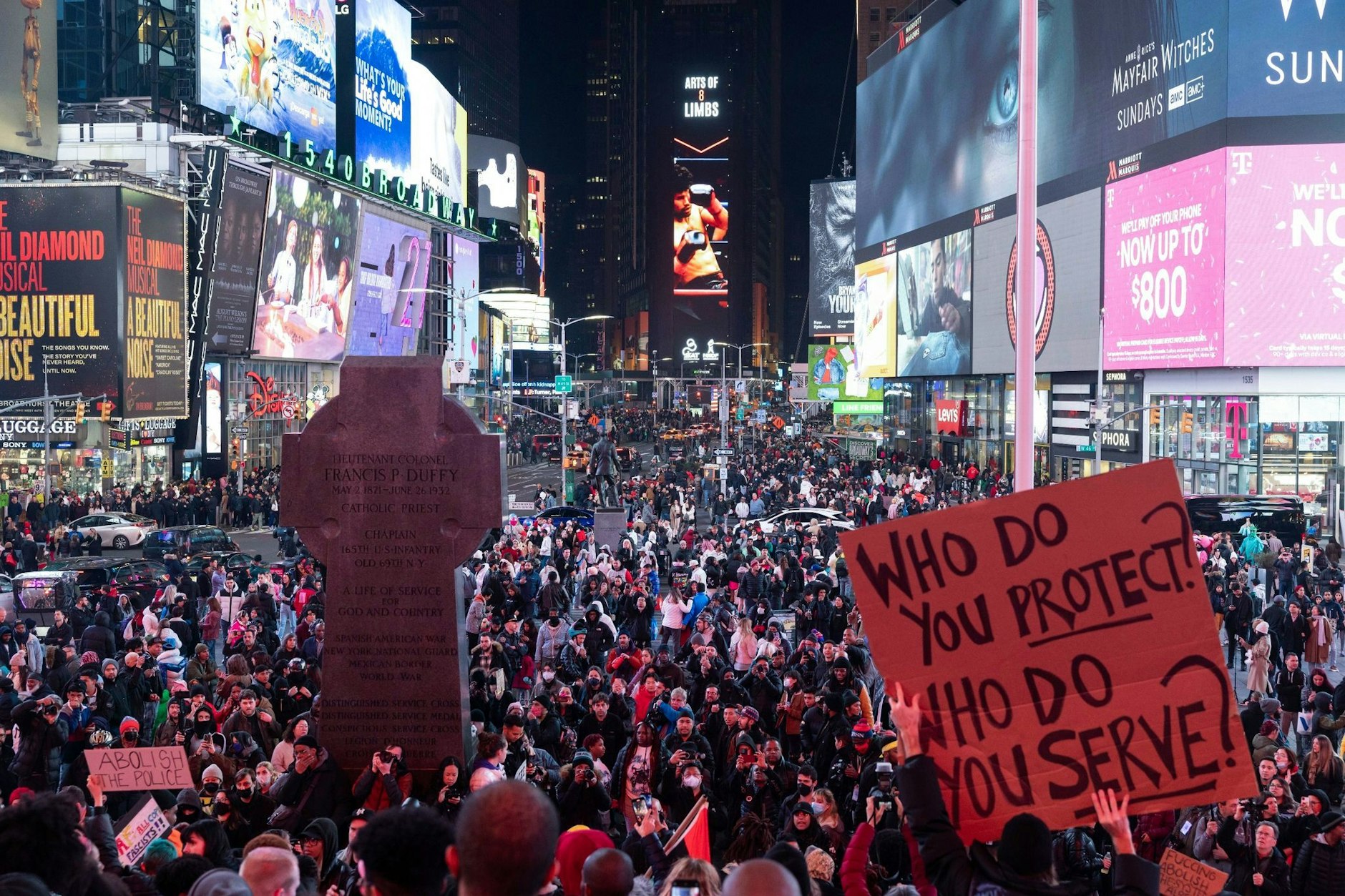 Demonstranten protestieren auf dem New Yorker&nbsp;Times Square gegen Polizeigewalt, nachdem Tyre Nichols im US-Bundesstaat Tennessee von der dortigen Polizei verprügelt wurde und an seinen&nbsp;Verletzungen starb.