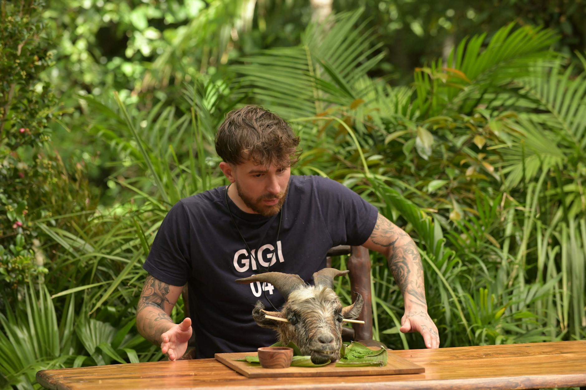 Man kennt das ja: Wieder mussten die Kandidaten, hier Finalist Gigi Birofio, an ulkigen Kadavern knabbern.